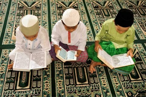 Children reading the Quran